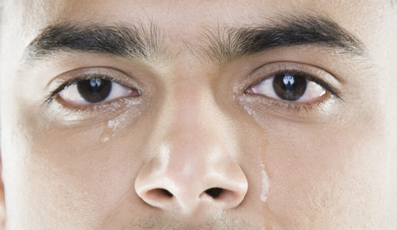 Tổng hợp Hình ảnh buồn khóc cận mặt