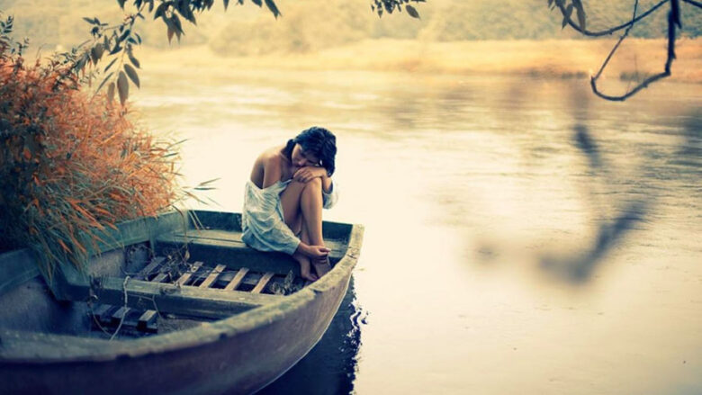 Tổng hợp Hình ảnh buồn khóc trên thuyền