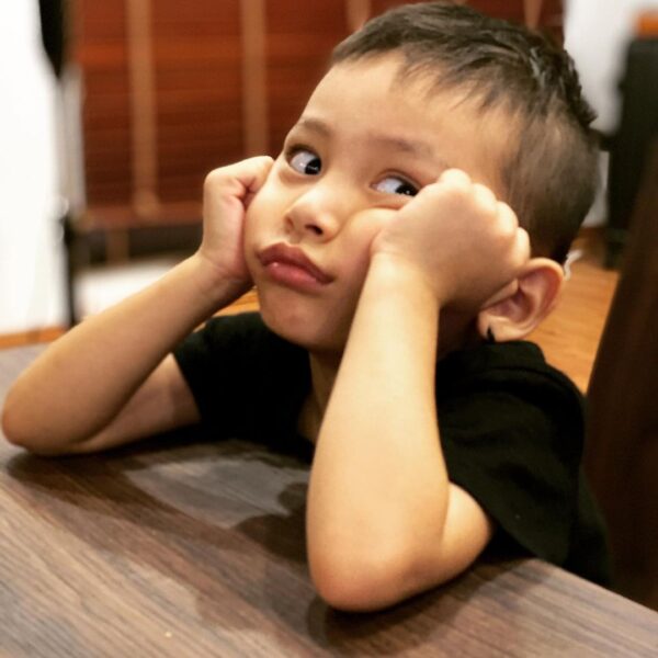 Tổng hợp Hình ảnh khinh bỉ cậu bé chán nản