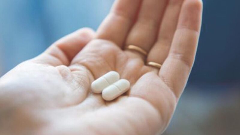 Tổng hợp Hình ảnh uống thuốc cầm trên tay