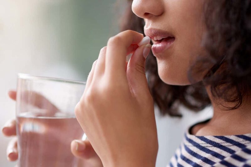 Tổng hợp Hình ảnh uống thuốc một viên trắng