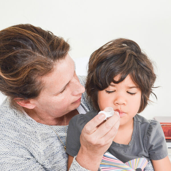 Tổng hợp Hình ảnh uống thuốc siro cho trẻ em