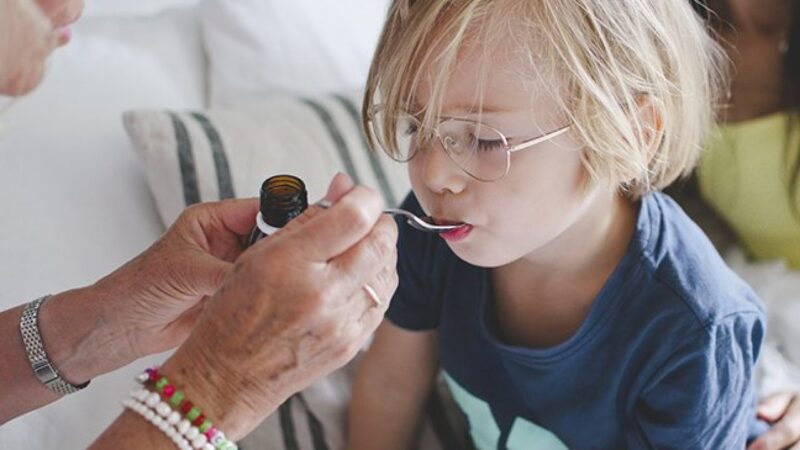 Tổng hợp Hình ảnh uống thuốc trẻ em