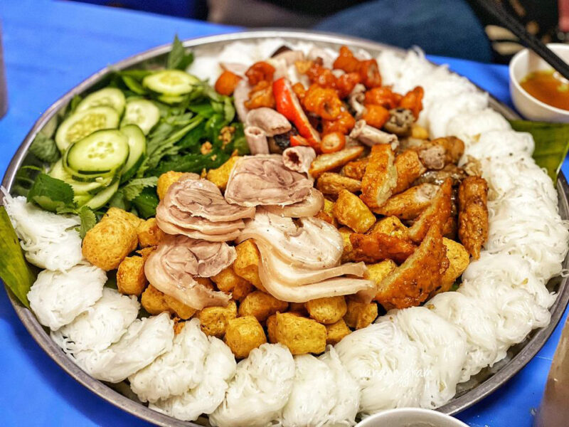 Hình bún đậu mắm tôm trong đĩa tròn