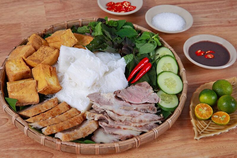 Hình bún đậu mắm tôm trong mâm tre