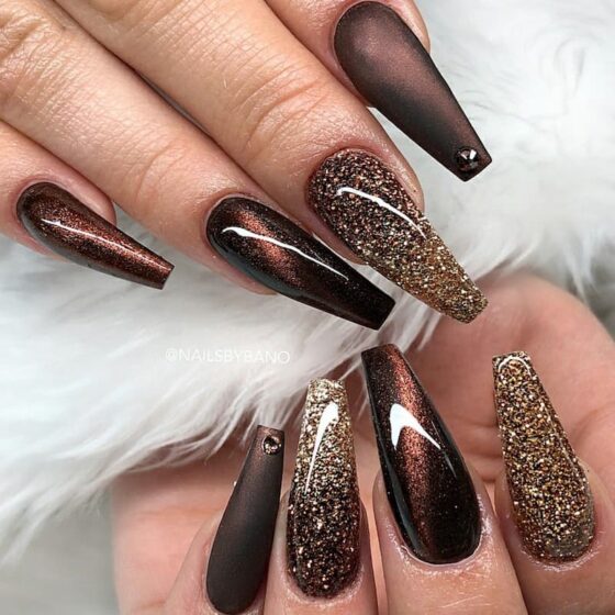 Top những Mẫu nail móng mắt mèo nâu phối nhũ