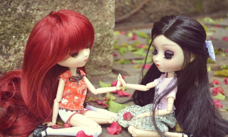 Ảnh búp bê dễ thương tóc đỏ và tóc đen
