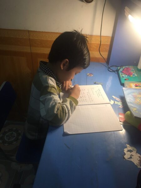 Ảnh học bài trên bàn xanh