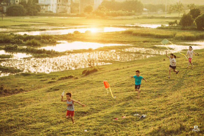 Ảnh quê hương trẻ con thả diều
