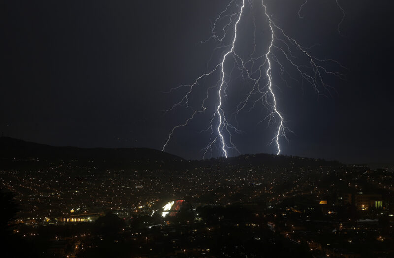 Ảnh sét đẹp sau núi