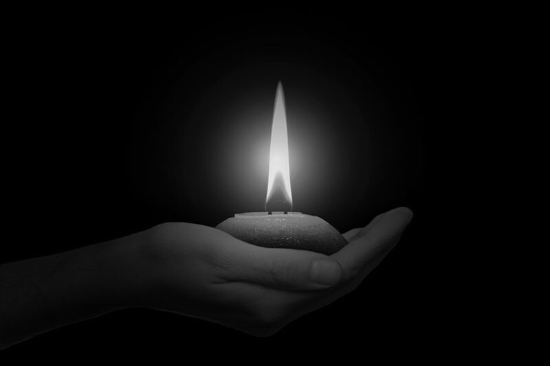 Tổng hợp Hình ảnh buồn mất người thân cầm nến