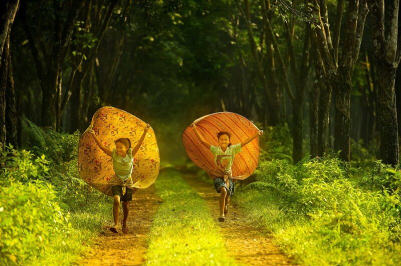 Tổng hợp Hình ảnh đẹp về tình bạn chơi trò chơi tuổi thơ