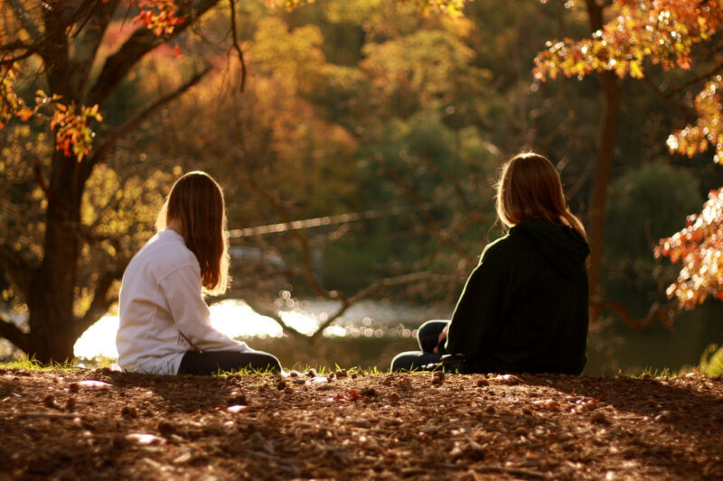 Tổng hợp Hình ảnh đẹp về tình bạn ngồi ngắm hoàng hôn