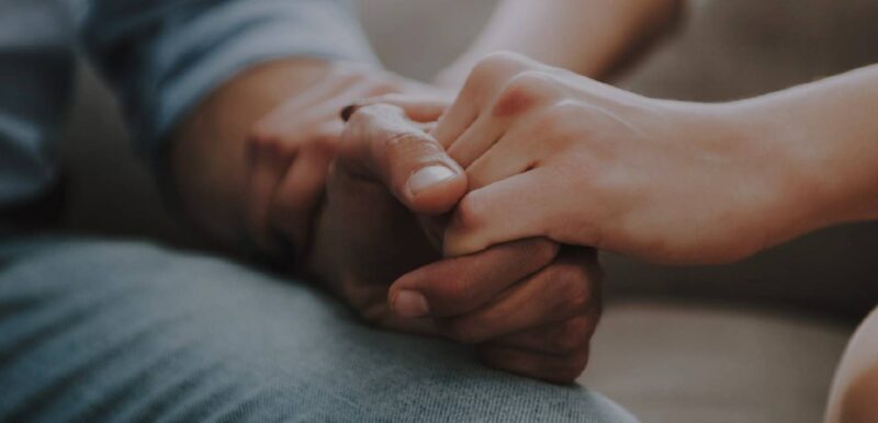 Hình buồn mất người thân nắm tay