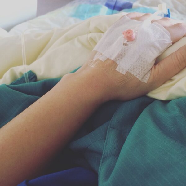 Ảnh truyền nước biển ở tay mặc đồ bệnh viện