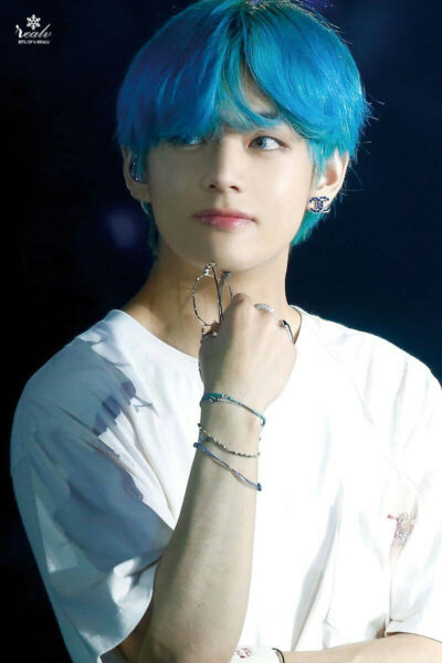 Ảnh V tóc xanh áo trắng mơ mộng