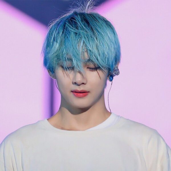 Ảnh V tóc xanh rất đẹp