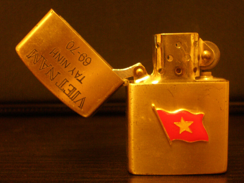 Tải xuống Hình nền cờ Việt Nam hình bật lửa