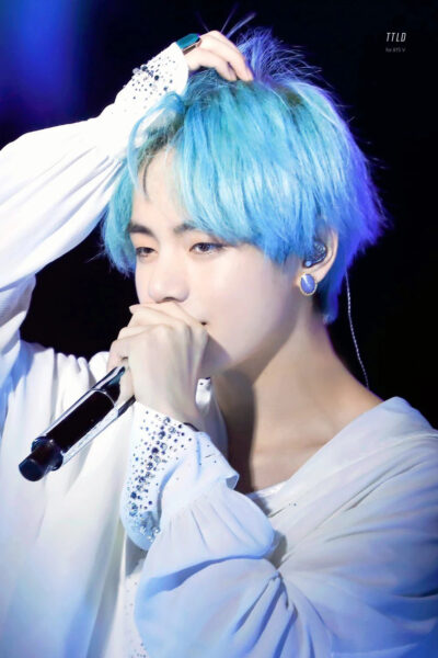 Hình V tóc xanh vuốt tóc