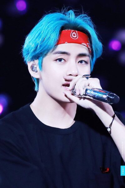 Ảnh V tóc xanh đeo băng đô